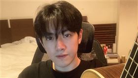 李友廷直播創作歪樓唱「舔舔我」/華研國際提供