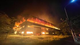 台南柳營科工區廠房大火 台南市柳營科技工業區一處廠房11日晚間發生火警，火勢猛烈，全面燃燒，消防人員灌救中。（台南市消防局提供）中央社記者張榮祥台南傳真　110年6月11日