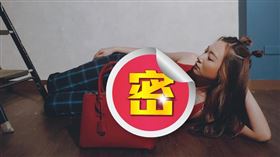 吳卓源橫躺罕秀低胸，全身S曲線好身材呼之欲出。（圖／翻攝自吳卓源IG）