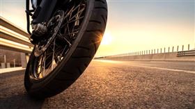 王男騎車自行就醫途中，身體不適倒地。（示意圖／pixabay）