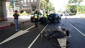 台北,車禍,金山南路口,命危,汽機車（圖／翻攝記者爆料網）
