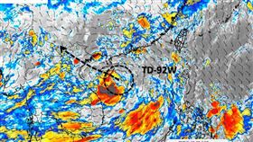 海南島附近的熱帶性低氣壓，最快今下午至晚上就會成為今年第四號「小熊」颱風。（圖／翻攝自「天氣職人-吳聖宇」）