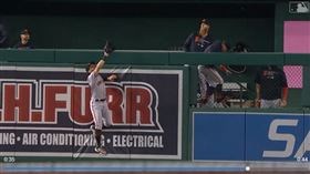 ▲塔克曼（Mike Tauchman）沒收國民的追平轟。（圖／翻攝自巨人推特）