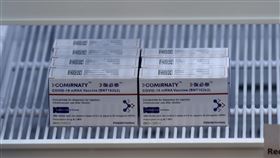 上海復星醫藥：台灣採購BNT疫苗必須透過復星據陸媒報導，中國上海復星醫藥公司11日表示，德國BN T疫苗的台灣代理權在復星，不管是台灣民間還是官方採購，都必須透過復星。圖為香港的BNT疫苗「復必泰」。（中新社提供）中央社　110年6月12日