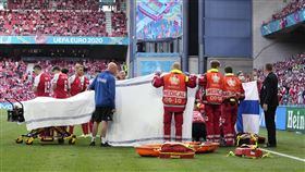 Christian Eriksen在比賽途中突然倒地，隨後進行治療。（圖／美聯社／達志影像）