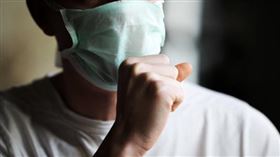 新北怪男追著人咳嗽，非常惡劣。（示意圖／pixabay）