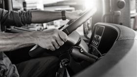 高雄一輛大貨車蛇行逼車，吃6罰單。（示意圖／pixabay）