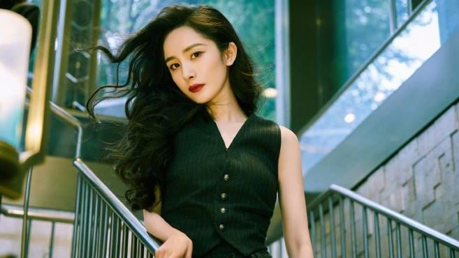 楊冪拍戲耍大牌？蹲下等10秒才抬腳
