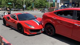 香腸好貴！倒退嚕撞法拉利　網友傻眼