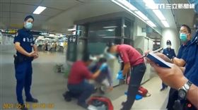 北市捷運中山站發生一起女子認遭性騷持防狼噴霧回擊的事件。翻攝畫面