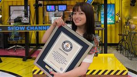 橋本環奈節目中挑戰「1分鐘快速抽面紙」打破金氏世界紀錄。（圖／翻攝自橋本環奈推特）