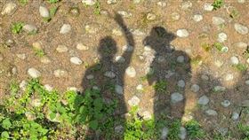 氣象局長鄭明典與女兒登山，被網友認為觀感不佳。（圖／翻攝自臉書）