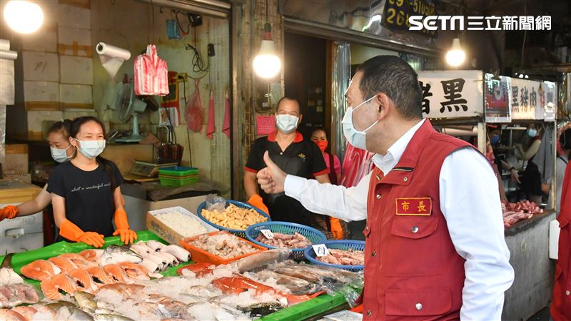 侯友宜突襲檢查菜市場　人潮畫面曝光