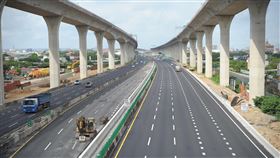 端午連假第2天　國1桃園南崁段車少受疫情影響端午連假期間，交通部高速公路局在國道採嚴格匝道儀控，13日近午時分，國道1號桃園南崁路段南下（右）與北上（左）車少。中央社記者施宗暉攝　110年6月13日