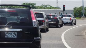 國道嚴格匝道儀控  車輛依序排隊等候端午連續假期展開，配合全台防疫3級警戒，為減少區域移動，國道首度採取高強度的嚴格匝道儀控，但也讓六都國道交流道都出現回堵情形。圖為國道一號桃園段北上匝道12日午後車輛排隊等候前行。中央社記者施宗暉攝  110年6月12日