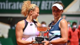 捷克網球女將卡雷茨科娃（右）13日達成本屆法網單雙打均封后的成就，與同胞斯尼科娃（左）共舉女雙冠軍獎盃。（圖／翻攝自twitter.com/rolandgarros）