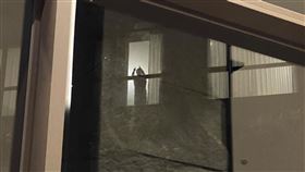 醫護人員在例行交班時，發現樓上窗邊出現一個人影。（圖／翻攝自台北慈濟醫院臉書） 