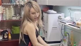小A辣做家事穿的超清涼，還在鏡頭前扭腰擺臀。（圖翻攝自小Ａ辣IG）