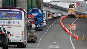 端午連假第2天　部分匝道車流回堵（1）交通部高速公路局在國道採行嚴格入口匝道儀控管制至連假結束，13日端午節連假第2天，部分匝道仍有車流回堵。中央社記者鄭傑文攝  110年6月13日