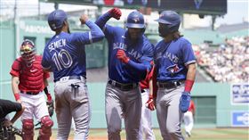 藍鳥轟炸。（圖／美聯社／達志影像）