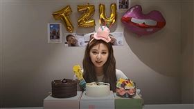 頭戴粉紅生日帽的周子瑜看起來更佳可愛。（圖／翻攝自TWICE V LIVE）