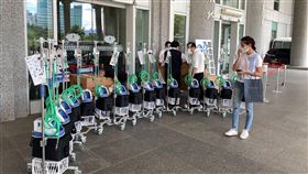 HFNC上戰場了！賈永婕曝連夜組裝　端午一早送達5醫院。（圖／翻攝自賈永婕臉書）