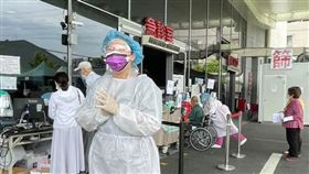 王聖儒醫師則是貼出多張照片表示，今天是端午節，天氣晴朗，輔大醫院的社區篩檢站、志玲採檢亭都照常服務（圖／翻攝自王聖儒臉書）