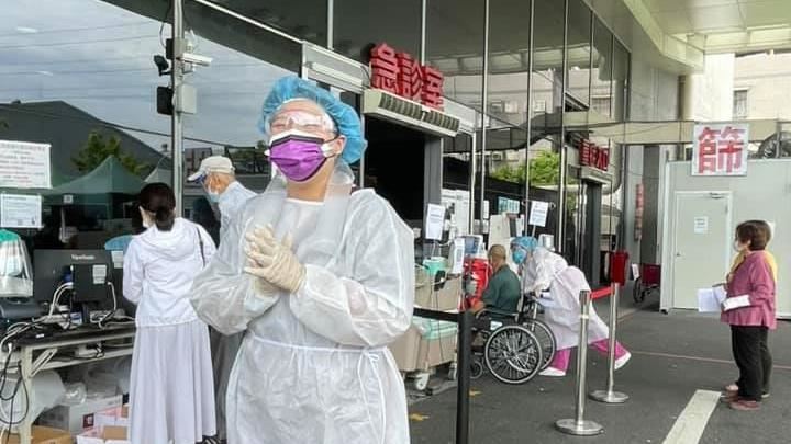 篩檢熱爆！護理師揹「酷涼冰塊尿袋」