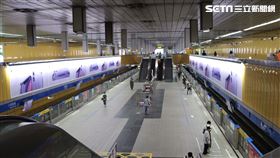 台北市本土確診爆發，台北捷運板南線包括市政府站、後山埤站人潮銳減。台北,北捷,台北捷運,板南線,三級警戒 記者李依璇攝影