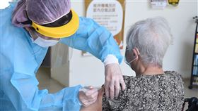 澎湖縣府率先為社福機構住民、工作者接種疫苗澎湖縣政府表示，縣內第5類「機構、社福照顧系統人員及其受照顧者與洗腎患者」計有1505人，14日率先由所轄衛生所專人前往四季常照、惠民護理之家等機構內工作者及住民接種疫苗，提升保護力。（澎湖縣政府提供）中央社  110年6月14日