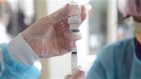 澎湖獲配發1.23萬劑疫苗　陸續展開接種澎湖縣獲中央配發1萬2300劑AZ疫苗，縣府14日表示，此次配發的AZ疫苗以第1至6類接種對象，其中第1類醫事人員已接種完畢、沒有第4類「因特殊情形必要出國者」者，後續展開第2、3、5、6類人員接種作業。（澎湖縣政府提供）中央社　110年6月14日