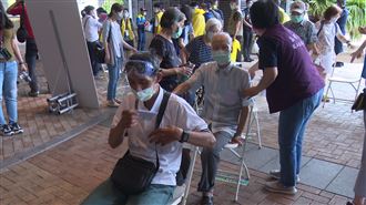 接種民眾擠一起　市府籲保持社交距離