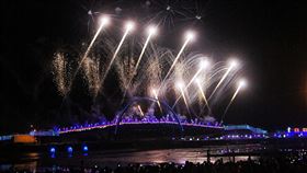 王功漁火節璀璨登場（1）2018王功漁火節14日晚間在王功漁港盛大登場，活動重頭戲的煙火秀絢麗奪目，在王者之弓橋上施放，火光點亮夜空，讓民眾直呼精彩。中央社記者吳哲豪彰化攝　107年7月14日