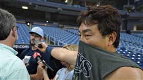 ▲崔志萬開玩笑幫記者拿收音器。（圖／美聯社／達志影像）