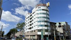 高雄仁惠醫院持續執行清零中高雄市鳳山區仁惠婦幼醫院一名行政職員工17日晚上確診武漢肺炎，院方漏夜執行清零專案。但因待移轉患者多為重症且需「呼吸照護」，截至18日上午仍持續移轉中。圖為醫院外觀。中央社記者董俊志攝  110年5月18日