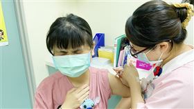 公費新冠疫苗開打，烏日林新表示，全院施打率從5.5%衝到95.9%（圖／烏日林新醫院提供）