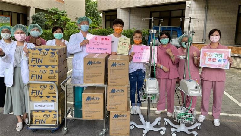 侯昌明夫妻出手！捐HFNC上千口罩