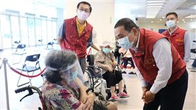 新北市長侯友宜市長今(15)日視察新北市85歲以上長者施打疫苗。（圖／新北市提供)