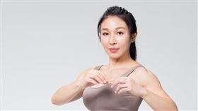 筋肉媽媽在臉書分享身邊友人染疫的案例。（圖／翻攝自筋肉媽媽臉書）