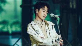 吳青峰今、明（14、15日）兩天在淡水雲門劇場演出《上下冊》演唱會。圖／環球提供