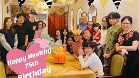 吳尊全家人一起幫父親慶祝生日，畫面相當溫馨。（圖／翻攝自吳尊微博）