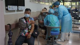 金門長者接種疫苗　9醫療院所照常進行（2）由於疫苗接種紀錄卡不足，金門縣16日起才會在4處大型場館為75歲以上長者施打疫苗，不過衛福部金門醫院等9家醫療院所15日起即可為已預約長者接種疫苗。中央社記者黃慧敏攝  110年6月15日