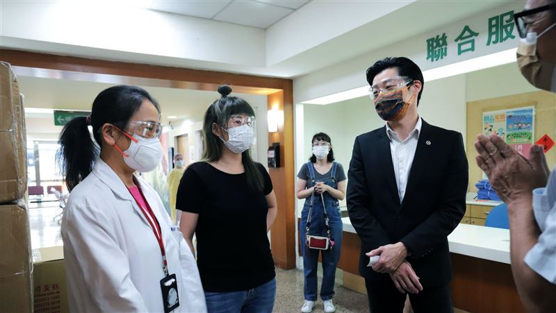 防疫物資進婦幼醫院　林昶佐點名謝他