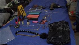 警方在昂卓家發現多件女性物品，還挖出多達3000塊人骨。（圖／翻攝自WikiBious推特）