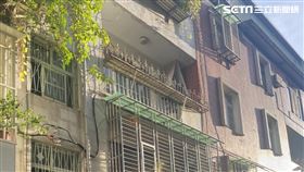 台北市胡姓婦人陳屍公寓頂樓，而且屍體已經開始腐爛。（圖／翻攝畫面）