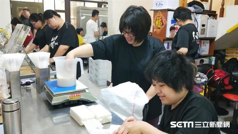 星兒一個月無收入　老師把加班費分了
