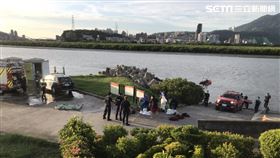 台北市北投區關渡宮下方紅樹林內發現男性浮屍。（圖／讀者提供）