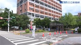 台大法學院1學生確診 拖三天公布引抨擊,台大法律學院大樓,霖澤館