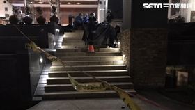 新北市淡水區1名女子從社區大樓墜落，斷肢掉落中庭嚇壞警衛。（圖／翻攝畫面）