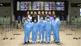 ▲運動防護員林舒婷、女子選手王怡臻、男子選手曾楷文、卓承齊、教練劉曜彰。（圖／中華民國游泳協會提供）